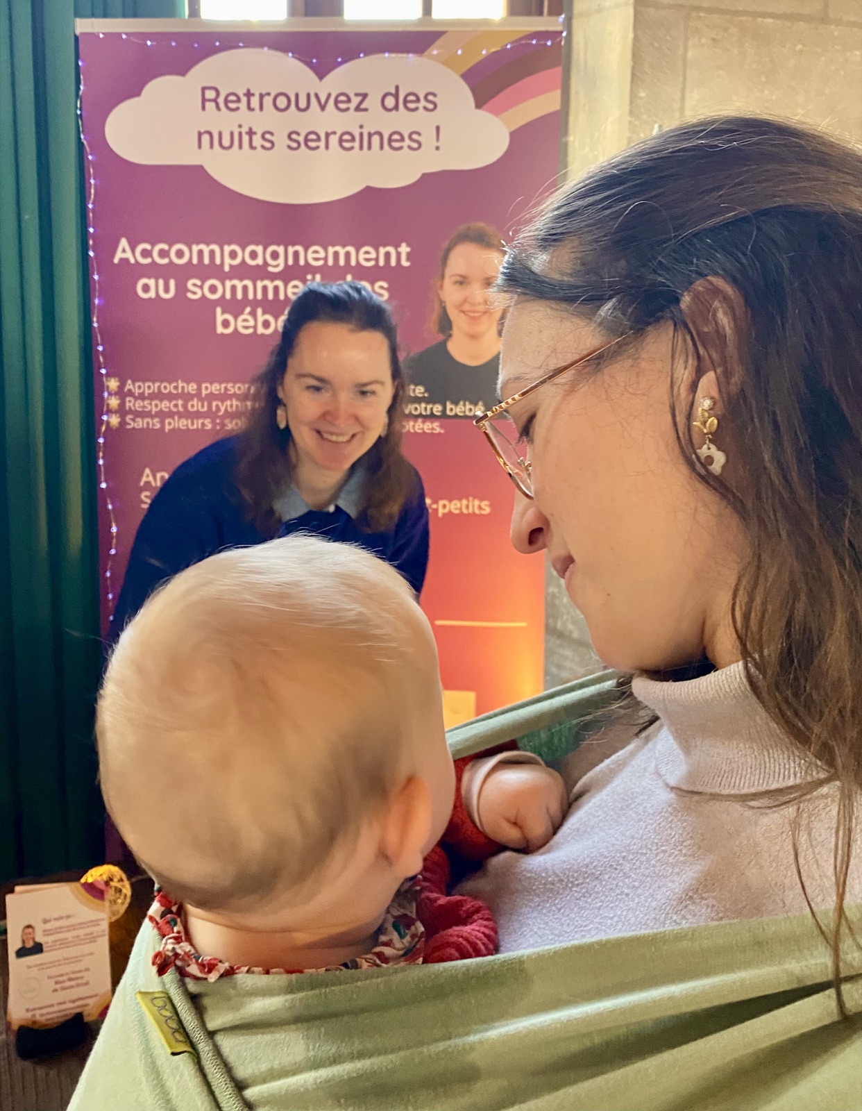 Anne-Gaëlle Prévost échange avec une maman et son bébé au Salon des parentalités