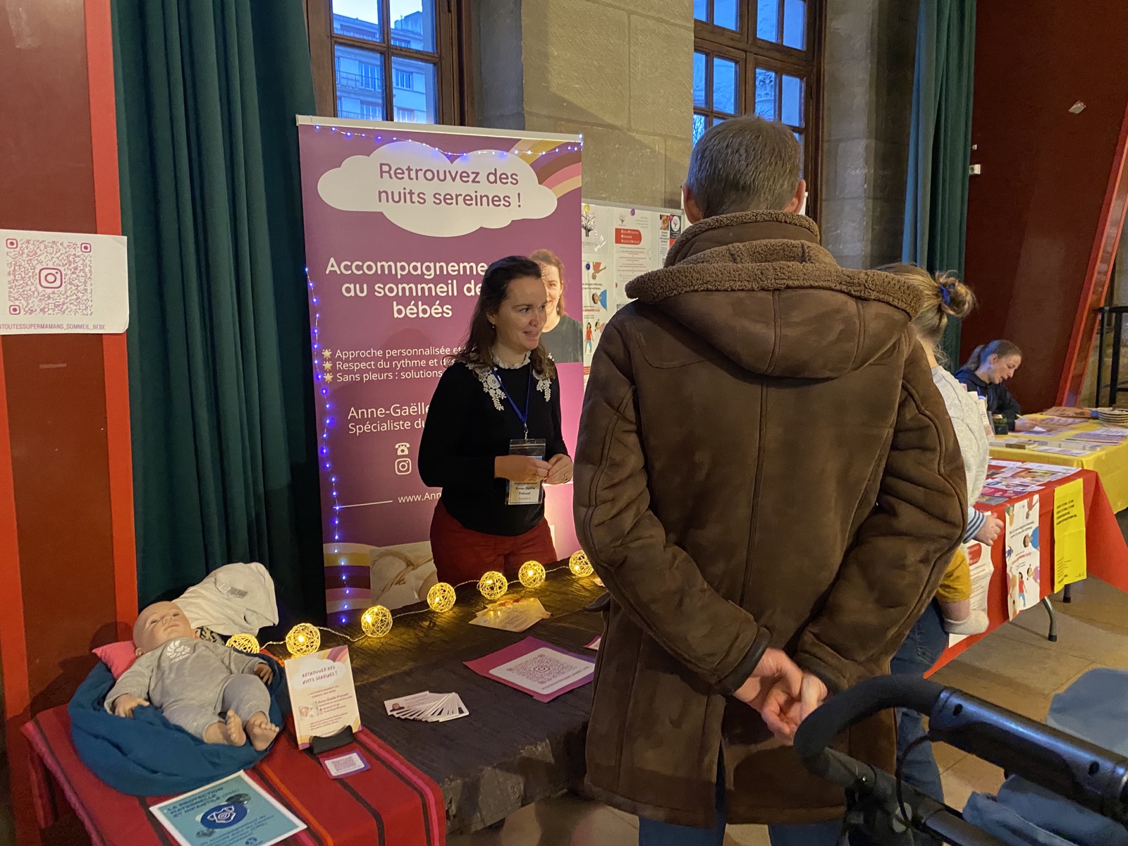 Anne-Gaëlle Prévost échange avec un visiteur sur son stand